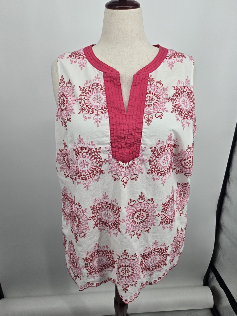Talbots White Tank with Pink Medallion Embroidery 1X (8504)